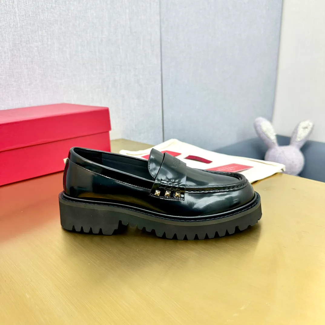 👟👟Ex-factory price 560👟👟 2024【VALENTINO】Valentino's early spring fashionable slip-on loafers are hot new🆕 Versatile style with temperament💃🏻 Slay the whole audience immediately when you put them on [Love] The ultra-simple design is more timeless and attractive! Fashionable and neat feeling, it is a magic tool for increasing your height and slimming down ✨ The shoe collar is specially added with anti-wear latex! You won't feel tired after walking all day long🦶🏻 The upper is made of open-edge beaded cowhide material and paired with a calfskin lining, which is full of texture! 👿Bottom thickness 4.0cm 👿Color: Black Brown 👿Size: 35-40 Factory ready supply